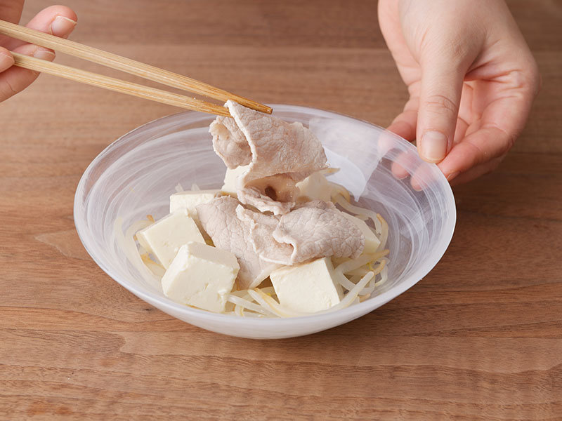 器にもやし、豆腐、豚肉の順に盛り付け、食べる直前にぽん酢しょうゆをかけていただきます。