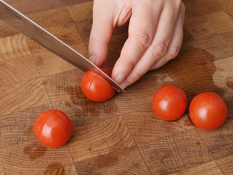 ミニトマトは包丁などで表面に軽く切れ目を入れます。