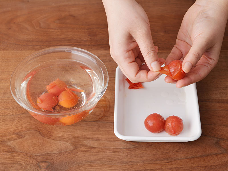 ２の皮をむき、半分に切ります。