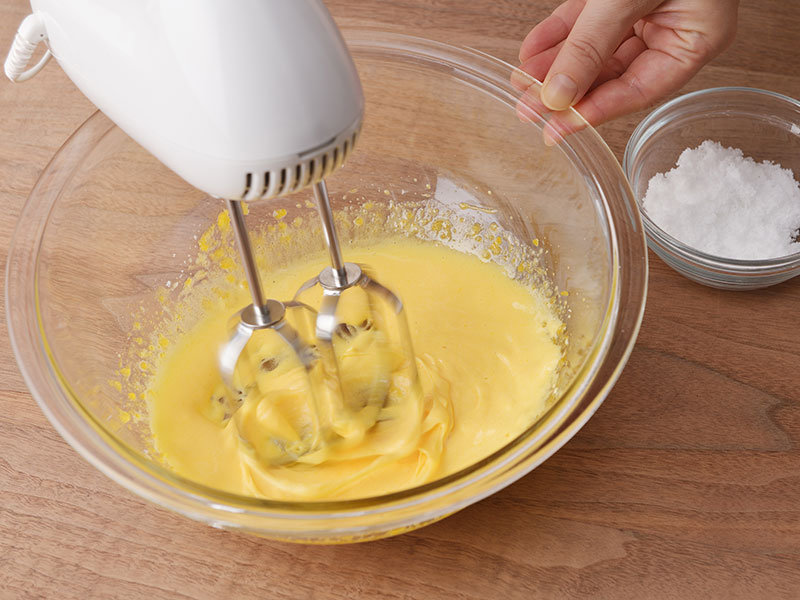 ボウルに卵黄、砂糖1/2量を入れ、白っぽくなるまで泡立てます。３とレモン汁を加えて混ぜ、さらに米粉を混ぜ合わせます。