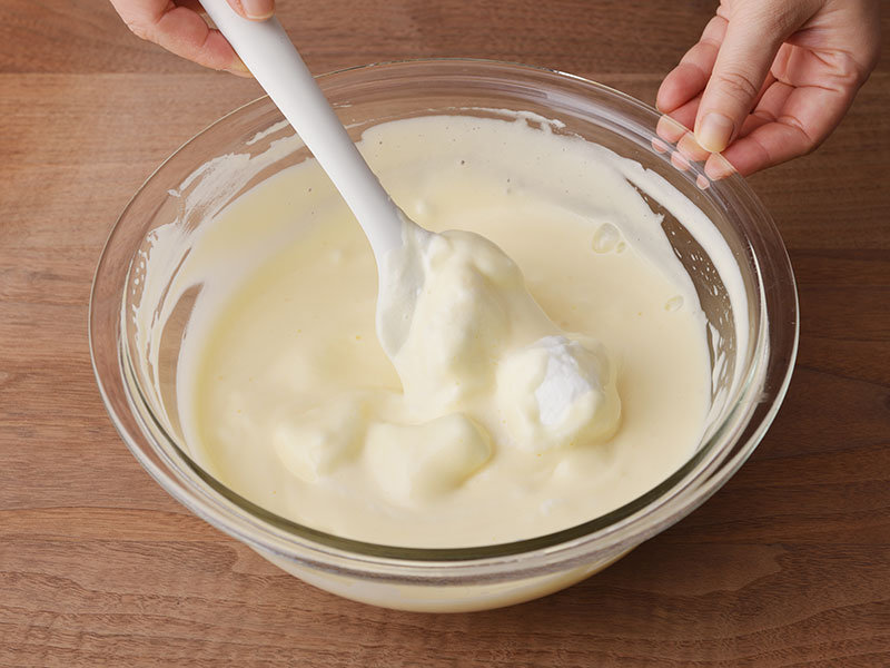 ４にメレンゲを1/３量加えて混ぜ、残りのメレンゲを２回に分けて入れ、泡を潰さないよう切るように混ぜます。