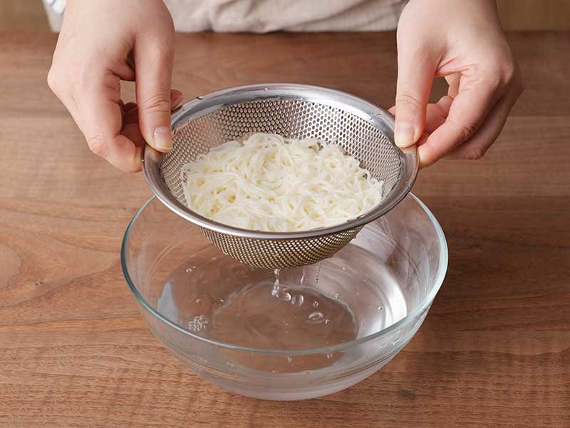 取り出し、ざるにあげ、冷水をかけて冷やします。