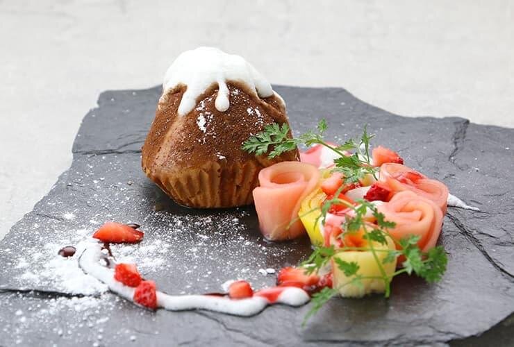 富士山ケーキもっちりカヌレ仕立て