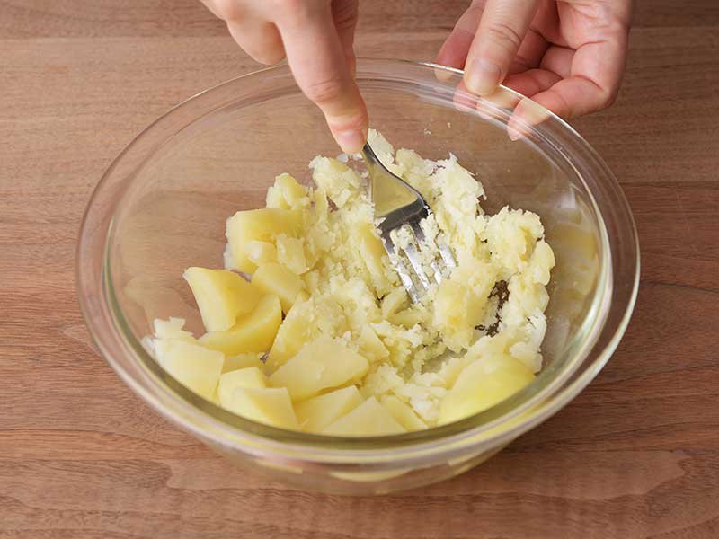 ２を熱いうちにフォークなどでつぶし、粗熱を取ります。