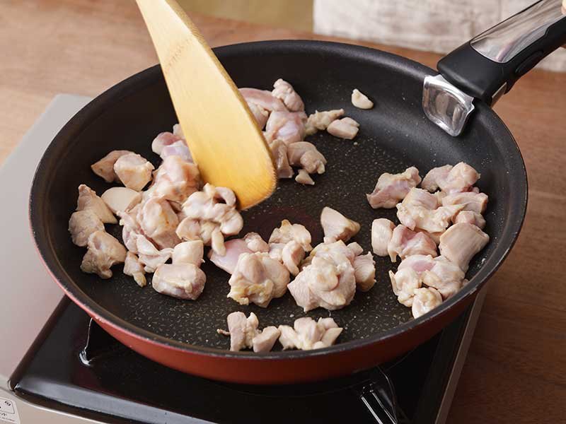 鶏もも肉はやや小さめの角切りにし、フッ素樹脂加工のフライパンで火が通るまで炒めます。塩、こしょうを振ります。