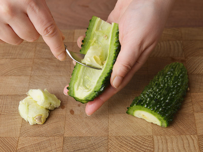 ゴーヤーは種を取って薄切りにします。鍋に湯を沸かし、ゆでてざるにあげて水けを切ります。