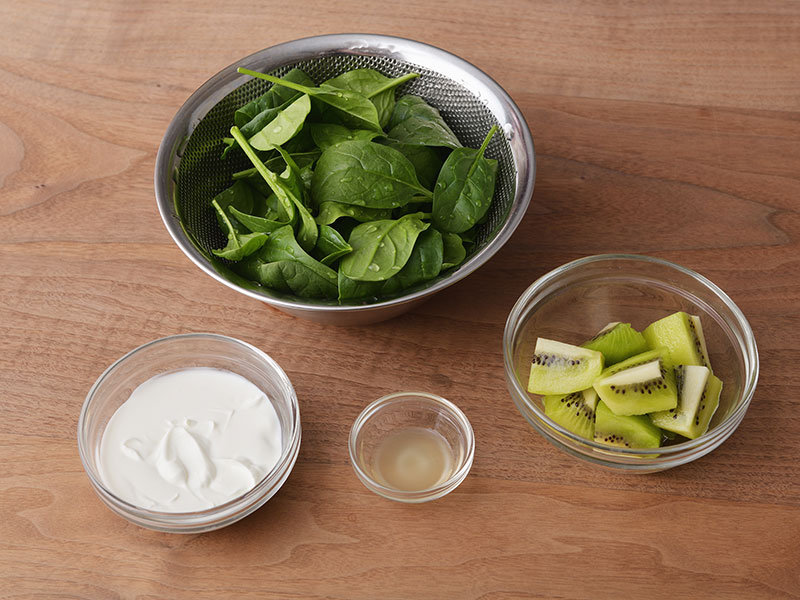 ほうれん草は４〜５cm幅に切り、キウイは皮をむき、適度な大きさに切ります。