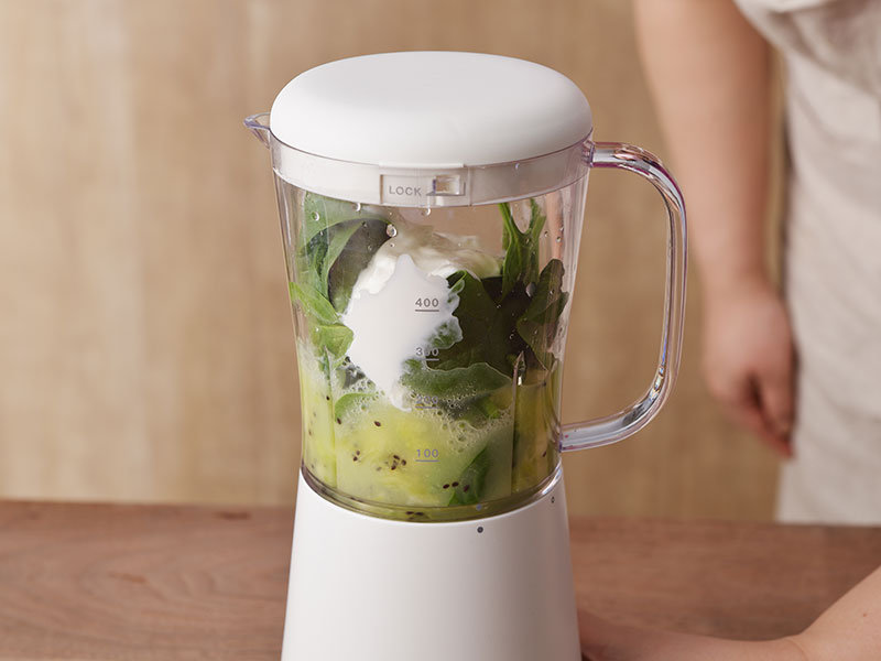 １と他の材料をミキサーに入れて、なめらかになるまで撹拌します。