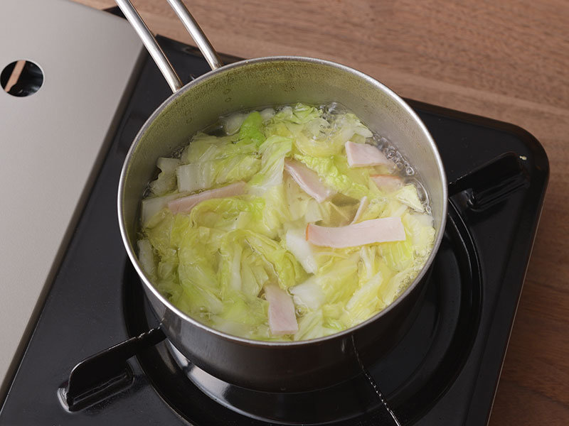 鍋に分量の水を入れて、中火にかけて沸騰させます。火を少し弱め、白菜とハムを入れ５分ほど煮ます。