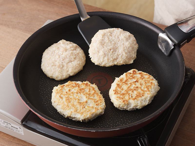 フッ素樹脂加工のフライパンを中火で熱し、１を並べ、片面がきつね色になるまで焼きます。