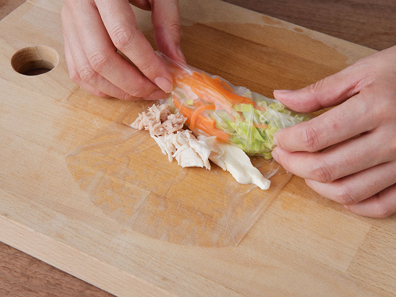 ライスペーパーに材料をおいた様子