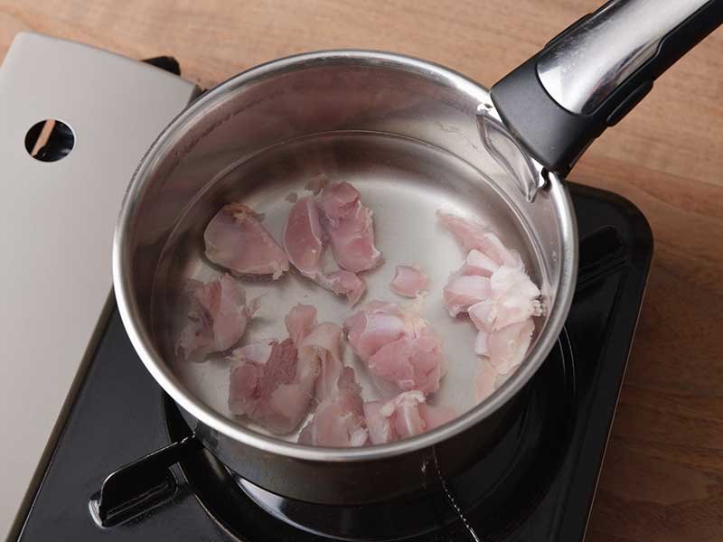 鍋にAの水、１の鶏肉を火にかけます。鍋底から少しフツフツとしてきたら弱火にし、鶏がらスープの素を入れます。