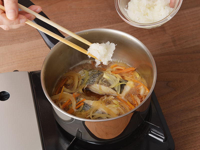 水けを軽くきった大根おろしを加え、再び中火にしてひと煮立ちしたら、器に盛ります。仕上げに青じそをのせて完成です。