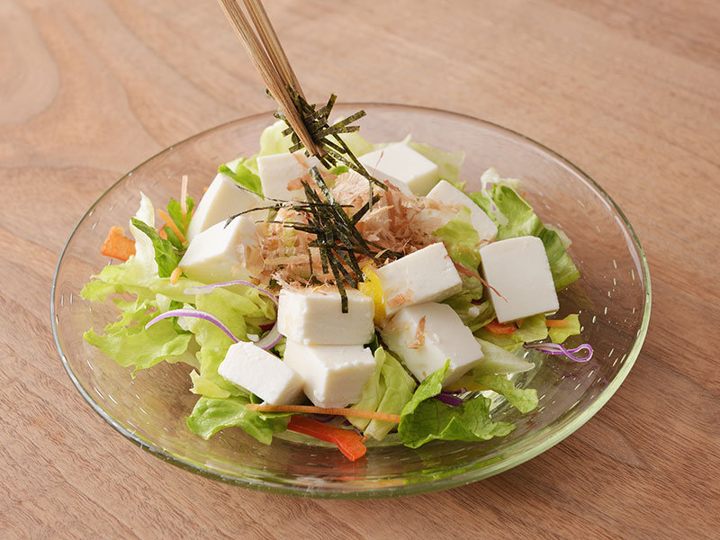 器にカット済みレタスを盛り、１の豆腐、刻み海苔、かつお節をかけます。混ぜ合わせたAをかけていただきます。