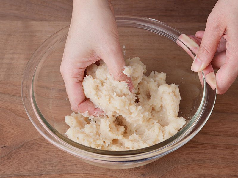 ボウルで材料を混ぜ合わせている様子