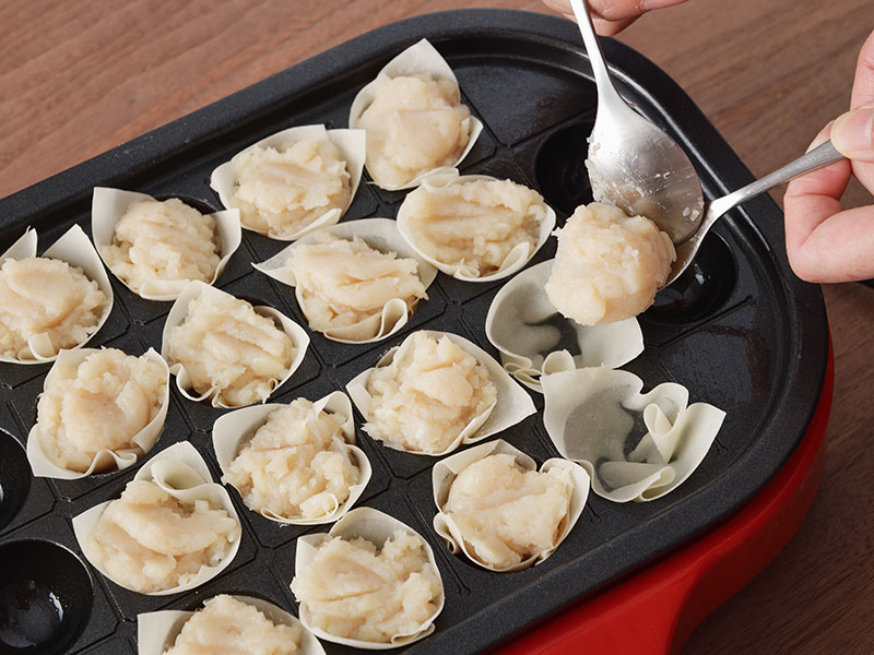 たこ焼き器に入れている様子