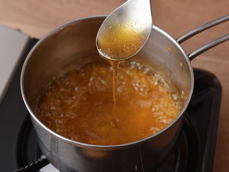 水溶き片栗粉を加えかき混ぜたら、再び弱火にかけます。５の餃子の上にかけて出来上がりです。