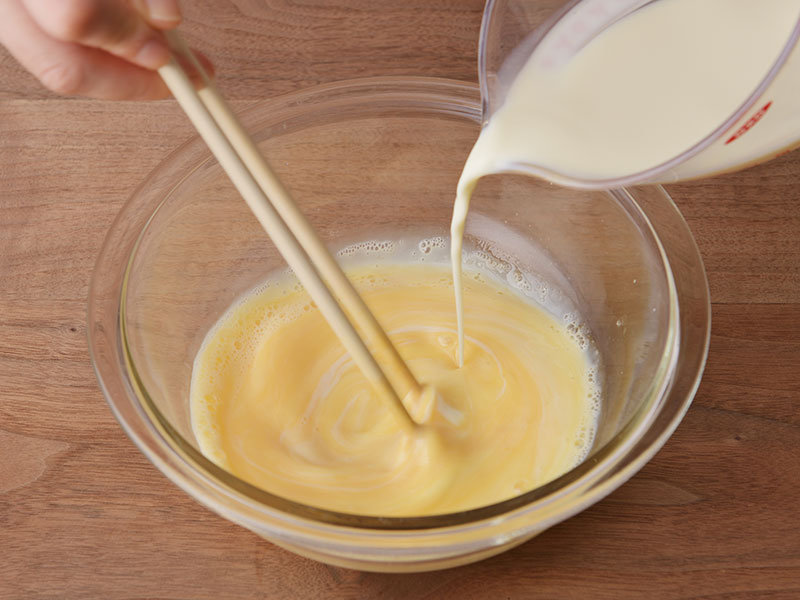 材料を全て混ぜます。泡立たないよう、そっと混ぜ合わせることがなめらかに仕上げるポイントです。
