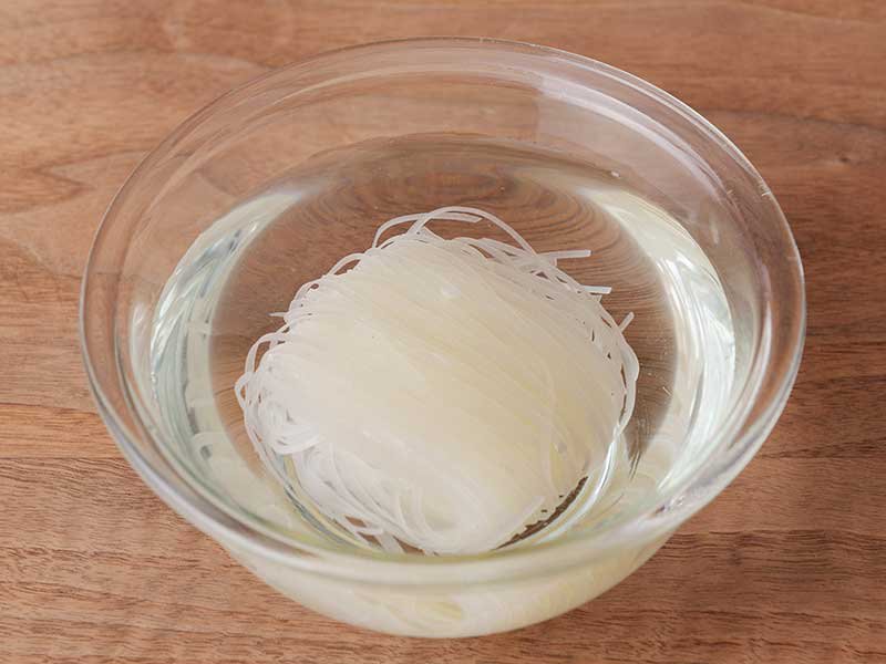 フォーは水（分量外）30分ほどつけ、ざるにあげます。