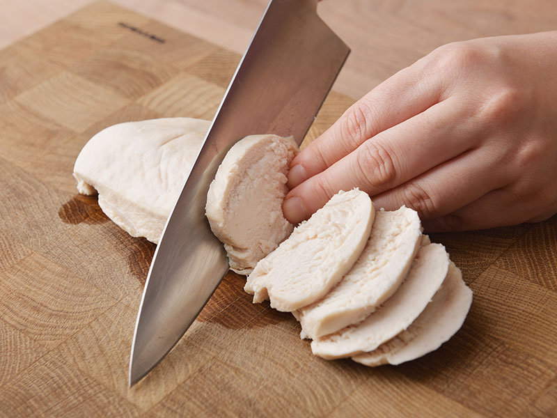 ２を取り出し、粗熱を取り、食べやすく切ります。